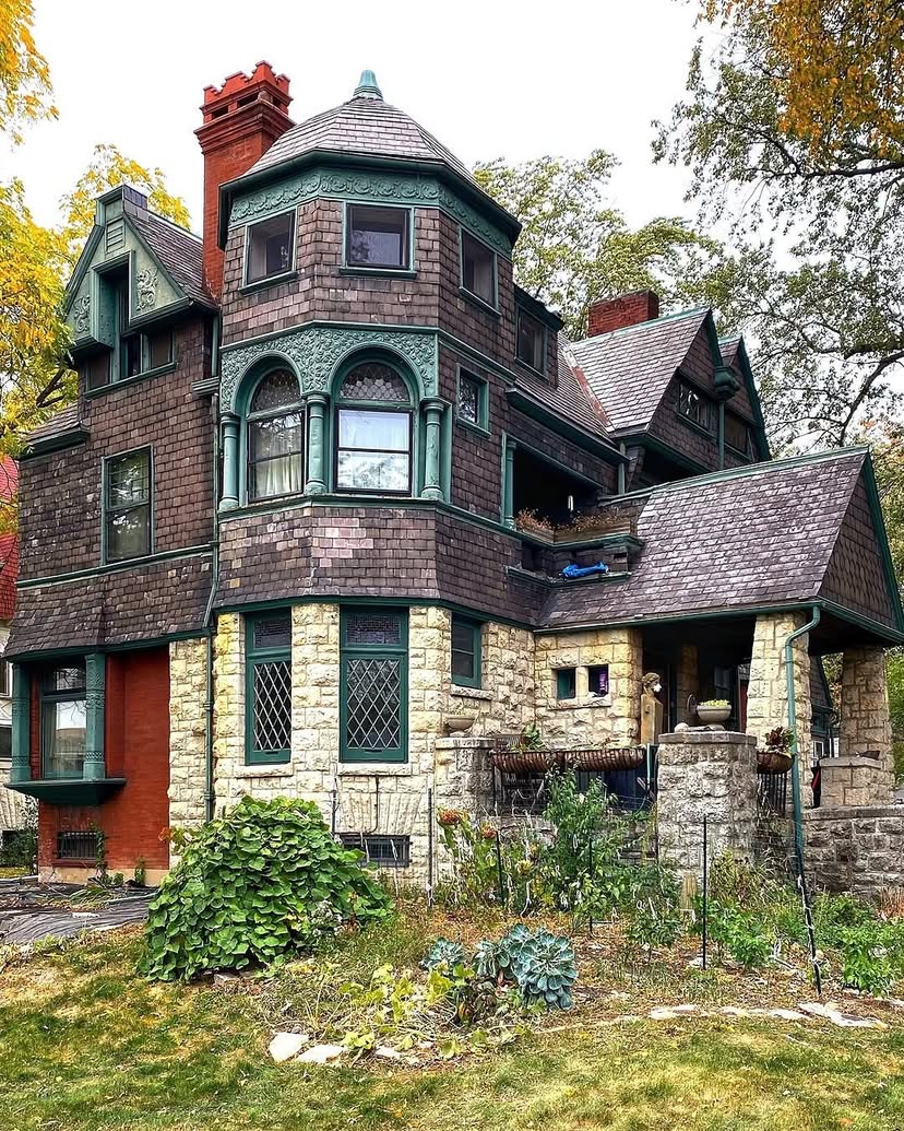  1892: A Victorian Marvel &ndash; A Glimpse into History