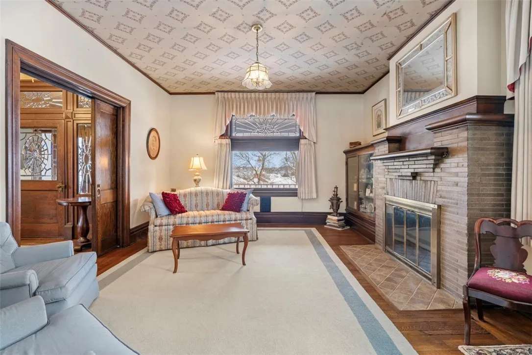 1906: Exquisite Edwardian Home in Glenshaw, Pennsylvania